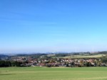 Blick auf Bösingfeld von Hummerbruch aus kommend. Gut erkennbar ist die Kirche im Zentrum von Bösingfeld und die Windräder hinter dem Ort.