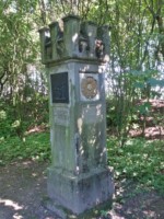 Der Stein steht zwischen Asemissen und Bielefeld. Aufgrund geänderter Straßenführung im Laufe der Jahre, ist dieser Stein heutzutage leider nicht mehr so präsent. Einst repräsentierte er eindrucksvoll die Grenze zwischen Lippe und Preussen.