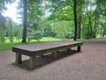 Die über fünf Tonnen schwere Tischplatte hatte ursprünglich als Trittplatte vor dem Gartenportal zum Lustschlösschen gedient.
