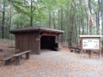 Die Schutzhütte liegt am Kalletalpfad und bietet Wanderern, Läufern und Spaziergängern die Möglichkeit, eine trockene Rast einzulegen.