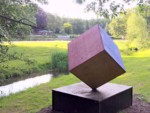 Von der Lietholzstraße kommend, passiert man diesen kunstvollen Würfel rechter Hand beim Eingang in den Landschaftsgarten in Bad Salzuflen.