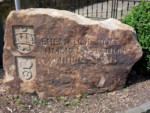 Auf dem Stein steht geschrieben: "Ehemalige Post- u. Umspannstation v. Thurn und Taxis" / Der Stein befindet sich in Heiligenkirchen in unmittelbarer Nähe zum Dorfpark an der Denkmalstraße.