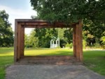 Als beliebtes Fotomotiv steht vor dem Leopoldsprudel im Kurpark dieser Rahmen. Eine Ablage für einen Fotoapparat ist davor installiert, ideal für ein Foto mit Selbstauslöser.