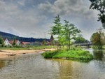 Nahe der westlichen Altstadt finden Sie den „Emmerauenpark", ein Freizeit- und Erholungspark mitten in Lügde. Im Hintergrund ist der Brückentorturm erkennbar.