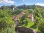 Blick vom Knochenbach an der Parklandschaft Friedrichstal zur Oberen Mühle.