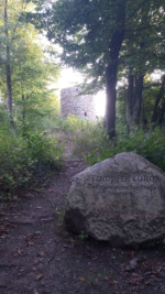 Auf dem Stein der Heimatfreunde Wüsten ist zu lesen:" STUMPFER TURM / Wachturm an der Salzstraße / Erbaut 1470
