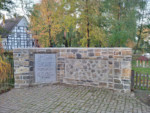 Zwischen dem Torteich und dem Menteteich in Alverdissen finden Sie diese Fossilienmauer.
Auf der Mauer steht geschrieben:
Dieses Mauerwerk ist im Jahre 2011 unter Verwendung der letzten im Alverdisser Steinbruch gewonnenen Muschelkalksteine durch den Bürger- und Verkehrsverein hergestellt worden.
Der Abbau des Gesteins zwischen Saalberg und Sunder begann am Ende des 18. Jahrhunderts und wurde im Jahre 2007 eingestellt.
Bei den eingearbeiteten Fossilien und Mineralien handelt es sich um Funde aus diesem Steinbruch.
Weitere interessante geologische Funde aus unserer Region bis in die Zeit vor etwa 220 Millionen Jahre können während der Öffnungszeiten im Heimatmuseum (Bürgerhaus neben der Kirche) besichtigt werden. Fossilienmauer Alverdissen