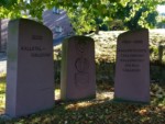 Gegenüber vom Ziegler-Denkmal stehen diese 3 Steine gut erkennbar auf der Durchfahrt durch Kalldorf. Auf ihnen steht: "1. 2000 Kalletal - Kalldorf / 2. Auf dem mittleren Stein ist die lippische Rose, das Wappen der Gemeinde Kalletal und ein gekrümmtes Horn zu sehen. / 3. 1200-1900 Kallenthorpe, Callendorp, Kallendorp, Solbad, Calldorf"