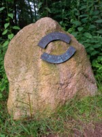 Auf dem Kammweg auf dem Tönsberg finden Sie diesen Stein als Teil des Oerlinghauser Meditationsweges. Auf dem Stein steht geschrieben: "FORTIDUDO TAPFERKEIT / NUR WER KLUG UND GERECHT IST KANN AUCH TAPFER SEIN"