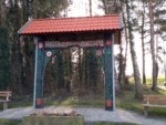 In Detmold-Pivitsheide steht dieses geschichtsträchtige Eichenholzportal aus dem ehemaligen Fachwerkhaus Nr.60 direkt an der Oerlinghauser Straße.
Direkt daneben befindet sich eine Infotafel.
Auf dieser ist zu lesen : "Das Dreiständer-Fachwerkhaus wurde 1810 für Friedrich Conrath Böker und Frau Ammalia Christina Ilsabein Silemann auf dem Kolonat Grote in Pivitsheide V.L. (Augustdorfer Str. - Ecke Sandstraße) als Haus Nummer 60 errichtet.
Es wurde 1889 von Hermann König erworben, der es nach der Hochzeit seiner Tochter Pauline mit Simon Meier 1913 an die junge Familie verkaufte. Das Fachwerkhaus wurde für die große Familie mit 7 Kindern durch einen Wohnzimmeranbau vorne und Stallanbau hinten erweitert. Der Sohn Friedrich Hermann Meier erbte das Haus 1947. Bis zum Abriss im Jahre 1992 verblieb es im Besitz der Familie Meier. Die Erbengemeinschaft Meier schenkte den Torbogen 2017 dem Heimat- und Verkehrsverein Pivitsheide V.L.e.V., der dann von Vereinsmitgliedern in ehrenamtlicher Tätigkeit restauriert und hier aufgestellt wurde."