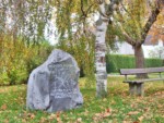 Auf dem Gedenkstein ist zu lesen : "50 Jahre Moorlage / 1939 - 1989 / Zur Erinnerung an die Umsiedlung von Haustenbeck"