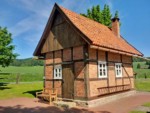 Das ehemalige, über 300 Jahre alte Backhaus mit angrenzendem Dorfteich wurde zur Nutzung als Dorfbegegnungsstätte im Jahr 2012 hergerichtet. Das letzte Brot wurde hier vor mehr als 60 Jahren gebacken.