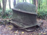 Findlinge dieser Art sind extrem selten zu finden. Es handelt sich wahrscheinlich um "quarzitische Verheilungsstrukturen" und nicht um ein Resultat von menschlicher Bearbeitung. Der Findling wurde im Jahr 2007 entdeckt, nachdem durch den Orkan "Kyrill" ein starkes Hochwasser verursacht wurde, welches diesen Stein freilegte. verheilter Findling