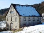 Die ehemalige Wassermühle am Silberbach bei Veldrom ist heute leider nicht mehr in Betrieb. Direkt neben dem Gebäude ist noch der Schacht, in dem einst das Mühlrad seine Runden drehte zu sehen.