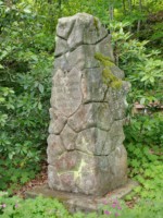 Am Platz der Friedenseiche ist auf der Hinweistafel zu lesen : "1896 Friedenseiche vom damaligen Kriegerverein gepflanzt / 1897 Gedenkfeier an Kaiser Wilhelm den Großen / 1913 100-Jahrfeier zur Erinnerung an den Krieg gegen Napoleon / 1920 Ehrenmal für die im 1.Weltkrieg von 1914-1918 gefallenen Kriegsteilnehmer / 1946 Ehrenmal durch Unwetter beschädigt (1950 auf dem Friedhof wieder errichtet) / Juli 1999 Friedenseiche aus Verkehrssicherheitsgründen gefällt / Dezember 1999 neue Friedenseiche gepflanzt"