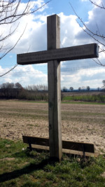 Auf dem Kreuz ist folgende Inschrift zu lesen:"Du gehst auf unseres großen Gottes Spur durch unsere wunderschöne Natur, doch willst Du sie noch größer sehn, dann bleibe an diesem Kreuze stehn."