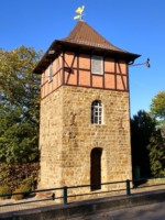 Der denkmalgeschützte Glockenturm in Meierberg befindet sich an der Kreuzung "Im Siek" - "Meierberger Straße". Das kleine Dorf Meierberg im Osten Nordrhein-Westfalens ist ein Ortsteil der Gemeinde Extertal.
