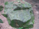 Am Hermannsweg wurde zu Ehren von Hermann Löns ein Gedenkstein gesetzt. / GPS Daten: 51.862318, 8.928890