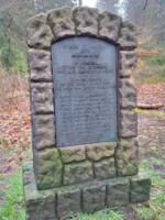 In der Nähe des Donoperteichs an der Stoddartstraße befindet sich am Wegesrand dieses Denkmal. Auf dem Stein ist u.a. zu lesen : "ZUM GEDENKEN AN DIE 10 US FLIEGER, DIE HIER IHR LEBEN VERLOREN / 22. FEB 1944"