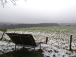 Bei schönem Wetter bietet sich die Relaxliege für eine Pause nach einer Wanderung oder einfach auch nur so zum Verweilen an. Sie steht in unmittelbarer Nähe zum Cafe Restaurant Bauerkamp. Über die weitläufige Rasenfläche geht der Blick weit über das Lipperland hinaus Richtung Bad Lippspringe. Abschalten und die Ruhe in der Natur genießen steht hier auf dem Programm.