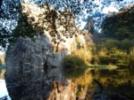 Vom Westen aus gesehen liegen die Externsteine hinter dem Wiembecke-Teich. Die schöne Spiegelung auf dem ruhigen Gewässer lässt die Steine besonders imposant erscheinen.