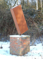 Originalziegel aus dem Ringofen des Ziegeleimuseums in Lage/Sylbach
- Bereits 1653 wurden in Barntrup die ersten Ziegel gebrannt
- Aus 8 Lehmkuhlen in Barntrup wurde bis 1911 der Rohstoff geholt
- Viele Wanderziegler und -arbeiter gingen ab 1776 auf Arbeitssuche Richtung Ruhrgebiet und Norddeutschland
- Neben der städtischen Ziegelei an der Alverdisser Str. (bis 1911) stand am heutigen Sportplatz die Ziegelei Drewes, die von 1882 bis 1927 aktiv war.
- 1889: Gründung des Zieglervereins Barntrup (Vors.: Wilhelm Wöhrmeier)
- 1956: Ende der Wanderzieglergängerei
- 1959: 70 Jahre ZV Barntrup, 124 Mitglieder (Vors.: Heinrich Niere)
- 1989: 100 Jahre ZV Barntrup, 52 Mitglieder (Vors.: Kurt Waltermann)
- 1991: Der ZV Barntrup tritt dem Heimatverein Barntrup Zieglergruppe bei.
Titel: Ziegelstein
Künstler: Wolfgang Redeker
Sponsor: Marketing Consulting Barntruper Kunstpfad "Ziegelstein"
