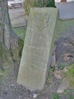 Die Steintafel mit der Aufschrift Anno 1684 befindet sich direkt vor dem Dorfgemeinschaftshaus im Arnimspark in Heidenoldendorf.