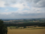 Den Aussichtsturm Hohe Asch bei Bösingfeld im Extertal finden Sie direkt am Dingelstedtpfad. Besonders bei schönem Wetter wird der Aufstieg mit einer herrlichen Aussicht auf das lippische Umland belohnt.