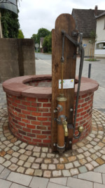Der historische Brunnen mit der markanten Schwengelpumpe befindet sich an der Nordstraße. Er ist einer von drei Brunnen, die Bösingfeld noch bis ins vergangene Jahrhundert mit Wasser versorgten.