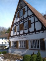 Am Fuße der Falkenburg, direkt an der Paderborner Str. befindet sich das Landhaus Hirschsprung (Hotel und Restaurant). Hier haben Sie die Möglichkeit, sich vor oder nach einer Wanderung durch den Teutoburger Wald zu stärken.