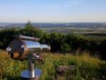 In unmittelbarer Nähe zum Köterberghaus befindet sich auf dem Gipfel des Berges dieses Fernrohr. Von dieser Stelle aus blicken Sie nach Westen in Richtung des Hermannsdenkmals und des Teutoburger Waldes.