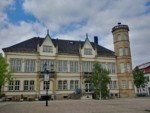 Das um 1865 im neugotischen Stil erbaute Rathaus von Horn verfügt über einen markanten Eckturm.