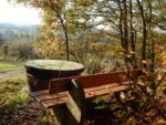 Unmittelbar an der Kirchbergstraße befindet sich am Waldrand der Picknicktisch. Bei einer Wanderung um den Kirchberg bietet es sich an, hier eine kleine Pause einzulegen und den Blick in die Ferne schweifen zu lassen.