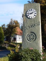 Auf dem Uhrenturm befindet sich auf der einen Seite ( wie auf diesem Foto erkennbar ) die lippische Rose. Auf der anderen Seite ist das Wappen von Kalletal erkennbar.