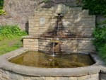 Auf dem Dorfbrunnen in Talle mit lippischer Rose steht geschrieben:
"Petersborn - schon vor 1000 Jahren spendete er dem Ort Wasser.
Anno Domini 1984"