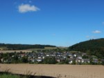 Blick auf Schwelentrup bei sonnigem Wetter. Von der Sternberger Straße aus gesehen.