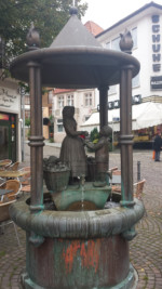 Der Marktbrunnen befindet sich gegenüber des historischen Rathauses. Der Aachener Bildhauer Bonifatius Stirnberg gestaltete den Marktbrunnen, der am 19. Juli 2003 enthüllt wurde.
