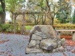 Direkt an der Bahnhofstr. in Horn-Bad Meinberg befindet sich dieser kleine Platz mit dem Gedenkstein. Auf der einen Seite ist die lippische Rose zu sehen, auf der anderen Seite ist zu lesen: "Kreuzenstein 978 - 1978"