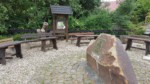 Der Dorfplatz mit seinem Gedenkstein wurde von den Dorfbewohnern 1992 zum 600jährigen Bestehen des Dorfes errichtet.