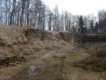 Nicht weit entfernt vom höchsten Punkt im Teutoburger Wald befindet sich dieser alte Kalksteinbruch. Direkt vor Ort wirkt die Größe des Steinbruchs besonders imposant.