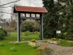 Das Eichenholzportal aus dem Jahre 1860 war der Teil eines Fachwerkhauses, welches sich auf dem ehemaligen Eichenkruggelände befand. Dieses war schräg gegenüber der Kreuzung in dem Bereich, auf dem heutzutage ein Einkaufszentrum vorzufinden ist. Das Haus wurde im Zuge der Baumaßnahmen im Jahr 2009 abgerissen. Der Heimat- und Verkehrsverein Pivitsheide V.L. e.V. erhielt dieses Portal als Schenkung der Fa. Bünting. Das Holzportal wurde restauriert und mit dem Heimat- und Verkehrsverein Pivitsheide V.L. e.V. und der Stadt Detmold liebevoll in die Naherholungsfläche integriert.