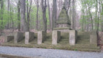 Das Kriegerdenkmal am Oberen Waldfriedenpfad wurde 1922/23 nach einem Entwurf von Hermann Hosaeus erbaut.