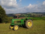 Alter John Deere Trakor, vor traumhafter Kulisse. Gesehen auf dem Oltimer- und Treckertreffen auf dem Windberg in Bad Salzuflen-Wüsten.