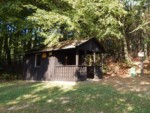Auf dem Rundwanderweg um Rischenau liegt diese Schutzhütte mit einem kleinen Rastplatz davor. Ein idealer Punkt für eine kurze Pause beim Wandern.