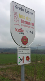 Auf dem Wanderweg "Kasselweg" passiert man die lippische Grenze. Die Schilder zieren die lippische Rose. Der Kreis Lippe ist Land des Hermann - Teutoburger Wald, sowie fahrradfreundlicher Kreis in Nordrhein-Westfalen.