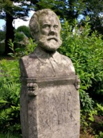 Die Büste von Carl David Weber befindet sich direkt im Eingangsbereich des Weberparks in Oerlinghausen.