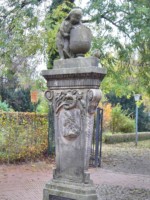 Auf der Wegkreuzung im Kurpark befindet sich diese kunstvolle Säule. Am Sockel ist eine Metalltafel installiert. Auf dieser ist zu lesen : "Simon-August-Graf zur Lippe
/ 1767 Begründer des Bades Meinberg"