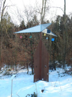 WIND
Fluch - Segen - Irritationen!
Die Wirkung des Windes zeigt sich in vielfältigen Fassetten.
- Fluch
Durch den Sturm Kyrill (18./19. Januar 2007) wurde hier im Stadt- und Interessentenwald Barntrup ca. 3245 Festmeter Rundholz zerstört und anschließend aufgearbeitet und vermarktet. Bei den umgestürzten Bäumen handelte es sich hauptsächlich um flachwurzelnde Nadelhölzer. Der Mischwald, der heute hier zu sehen ist, besteht vorwiegend aus aufgeforsteten standsicheren Laubholzarten. Das Nadelholz ist als Naturverjüngung aus dem Samen der durch Kyrill geworfenen Altholzbäume eingemischt worden.
- Segen
Mit der Windkraft wird umweltschonend Strom erzeugt. Wind sorgt für eine Besamung in der Natur.
- Irritationen
Menschen erzeugen mit dem Drehen nach dem Wind gegenüber ihren Mitmenschen Irritationen. Ebenso Parteien, die sich nach dem Wind drehen, um gewählt zu werden.
Titel: Wind
Künstler: Wolfgang Redeker
Sponsor: Rolf Schneemann, Wolfgang Redeker Barntruper Kunstpfad "Wind"