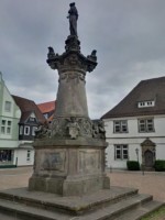 Auf dem Rathausplatz in Horn steht dieses ca. 10m hohe Sandsteindenkmal.
Franz Hausmann war ein bedeutender Jurist, der 1818 in Horn geboren wurde und 1877 ebenda starb.