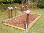 An der Sprunggrube des Naturerlebnispfad auf dem Schildberg wird anhand von kleinen Tafeln erklärt, wie weit welche Tiere springen. Wer will, kann sich also hier mit den Tieren messen.